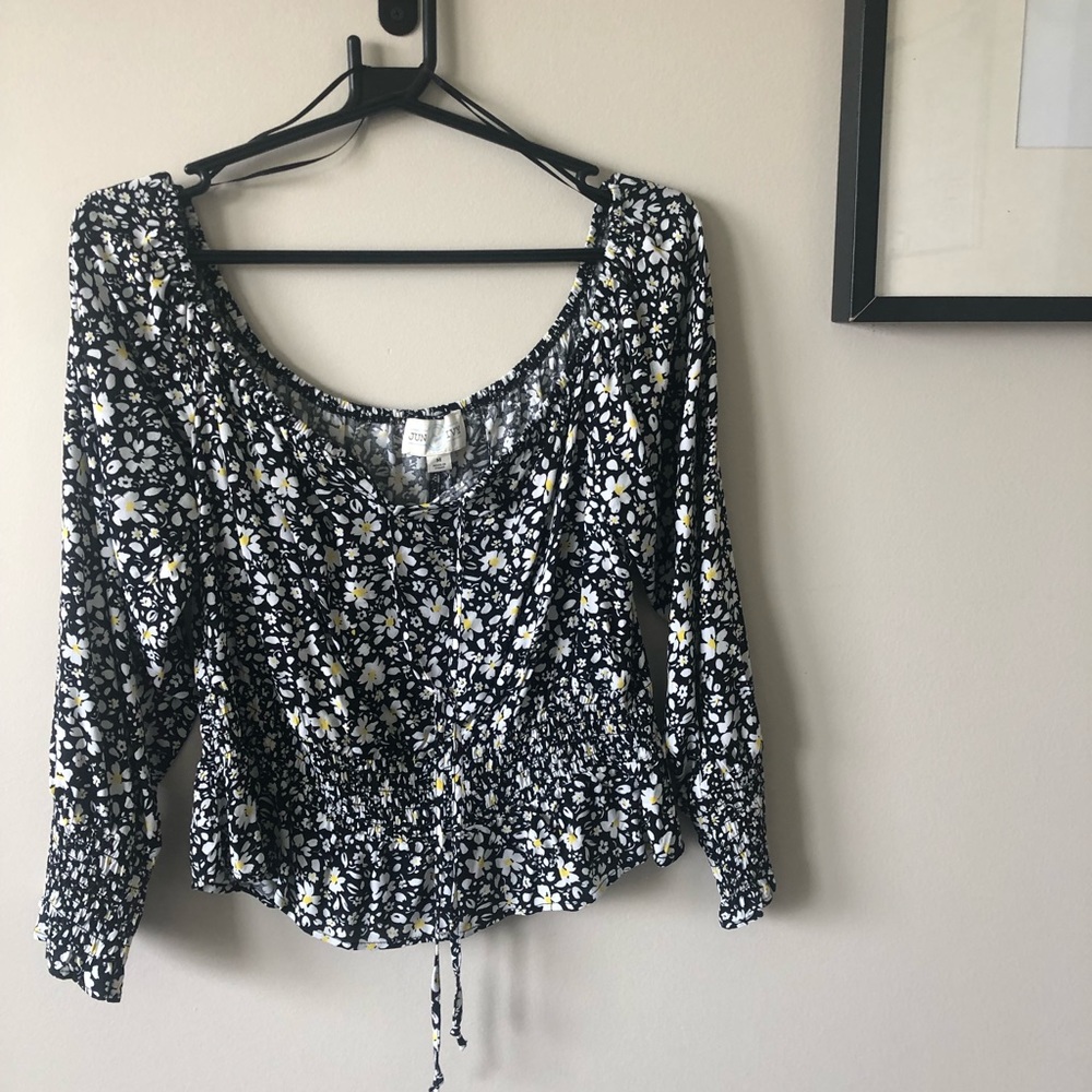 Super cute off the shoulder daisy crop top, never worn.